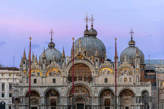 Der Markusdom in Venedig zur blauen Stunde