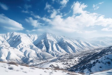 Obraz premium Snow-Covered Mountains and Bright Blue Sky in Panoramic Winter Landscape