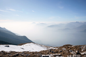 Fototapeta na wymiar Alpy tonące w morzu mgieł