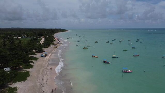 S&atilde;o Miguel dos Milagres Costa dos Corais Paisagem Praia Tropical Alagoas Brasil Mar Oceano Barcos Areia &Aacute;gua Coqueiros Litoral Turismo Viagem Viajar Natureza