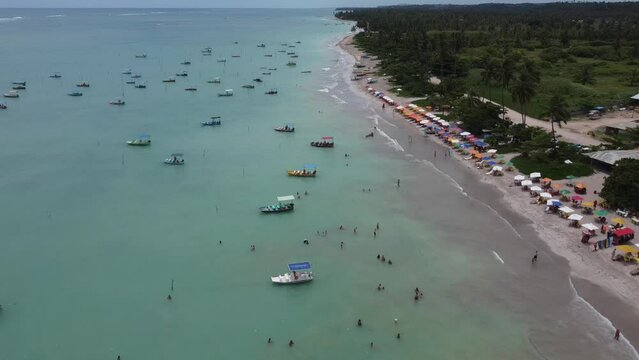 S&atilde;o Miguel dos Milagres Costa dos Corais Paisagem Praia Tropical Alagoas Brasil Mar Oceano Barcos Areia &Aacute;gua Coqueiros Litoral Turismo Viagem Viajar Natureza