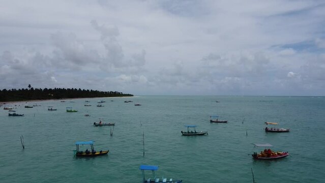 S&atilde;o Miguel dos Milagres Costa dos Corais Paisagem Praia Tropical Alagoas Brasil Mar Oceano Barcos Areia &Aacute;gua Coqueiros Litoral Turismo Viagem Viajar Natureza