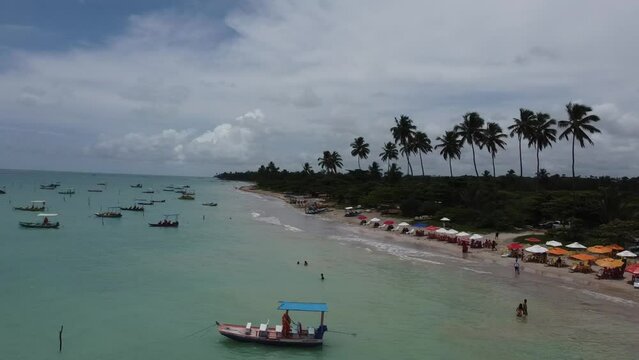 S&atilde;o Miguel dos Milagres Costa dos Corais Paisagem Praia Tropical Alagoas Brasil Mar Oceano Barcos Areia &Aacute;gua Coqueiros Litoral Turismo Viagem Viajar Natureza