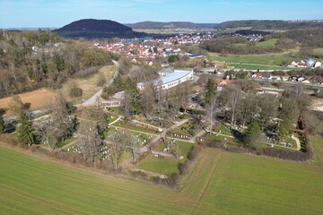 Fototapeta na wymiar Treuchtlingen - Blick über den Friedhof auf Treuchtlingen