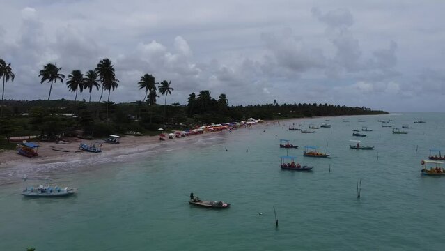 S&atilde;o Miguel dos Milagres Costa dos Corais Paisagem Praia Tropical Alagoas Brasil Mar Oceano Barcos Areia &Aacute;gua Coqueiros Litoral Turismo Viagem Viajar Natureza