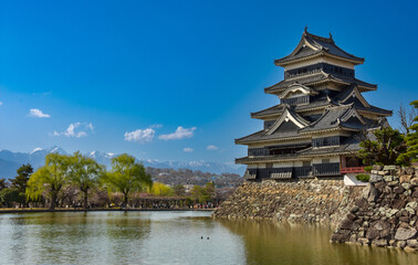 青空の春の国宝松本城