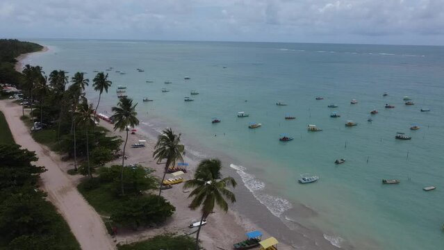 S&atilde;o Miguel dos Milagres Costa dos Corais Paisagem Praia Tropical Alagoas Brasil Mar Oceano Barcos Areia &Aacute;gua Coqueiros Litoral Turismo Viagem Viajar Natureza
