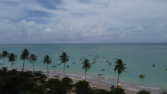 S&atilde;o Miguel dos Milagres Costa dos Corais Paisagem Praia Tropical Alagoas Brasil Mar Oceano Barcos Areia &Aacute;gua Coqueiros Litoral Turismo Viagem Viajar Natureza
