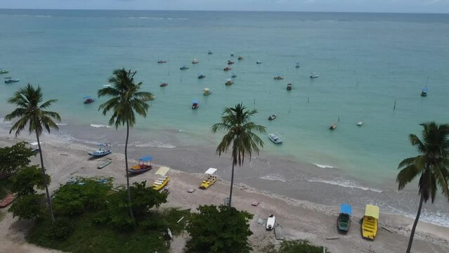 S&atilde;o Miguel dos Milagres Costa dos Corais Paisagem Praia Tropical Alagoas Brasil Mar Oceano Barcos Areia &Aacute;gua Coqueiros Litoral Turismo Viagem Viajar Natureza
