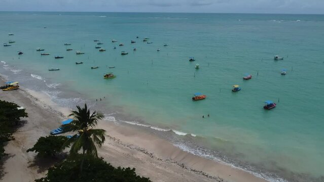 S&atilde;o Miguel dos Milagres Costa dos Corais Paisagem Praia Tropical Alagoas Brasil Mar Oceano Barcos Areia &Aacute;gua Coqueiros Litoral Turismo Viagem Viajar Natureza