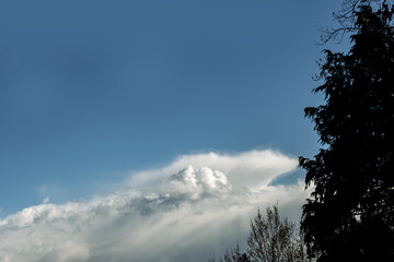 Fototapeta premium Schnelle Wolken über der Stadt