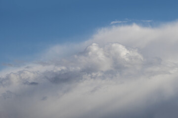 Schnelle Wolken über der Stadt