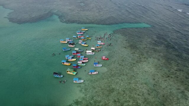 S&atilde;o Miguel dos Milagres Costa dos Corais Paisagem Praia Tropical Alagoas Brasil Mar Oceano Barcos Areia &Aacute;gua Coqueiros Litoral Turismo Viagem Viajar Natureza