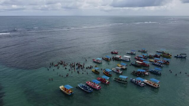 S&atilde;o Miguel dos Milagres Costa dos Corais Paisagem Praia Tropical Alagoas Brasil Mar Oceano Barcos Areia &Aacute;gua Coqueiros Litoral Turismo Viagem Viajar Natureza