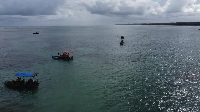S&atilde;o Miguel dos Milagres Costa dos Corais Paisagem Praia Tropical Alagoas Brasil Mar Oceano Barcos Areia &Aacute;gua Coqueiros Litoral Turismo Viagem Viajar Natureza