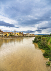 Obraz premium Blick auf den Fluss Arno in Florenz, Italien