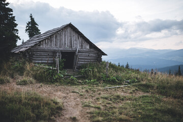 Fototapeta na wymiar old wooden house in mountains