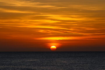 Bonita salida del sol en el mar