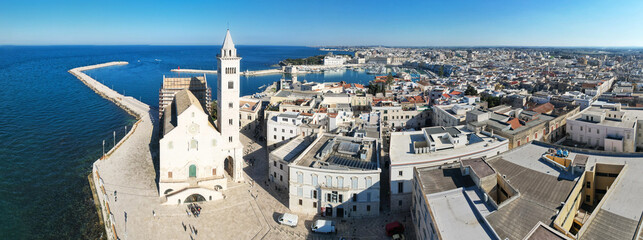 Vista aerea della cattedrale di trani, san nicola pellegrino in puglia