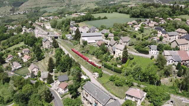 Traversée du village de La Motte d'Aveillans par le petit train de La Mure