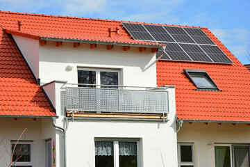 Neue Solaranlage, Photovoltaikanlage, auf dem Ziegeldach eines moderen Einfamilien-Neubauhauses