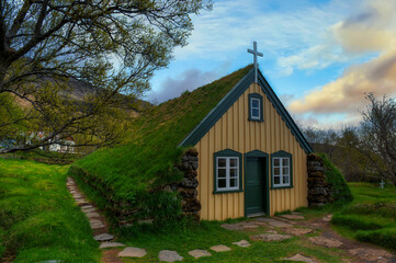Fototapeta na wymiar View of turf-top church Hofskirkja, Islandia