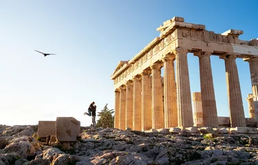 Papier Peint photo Athènes Greece, Athens. Tourist couple at Acropolis. Two people at Parthenon ruins. Travel and tourism. Woman and man on romantic date, city vacation or honeymoon. Ancient temple sightseeing at sunset.