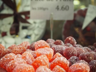 Golosinas dulces de color rojo y granate a la venta en una tienda de chucherías  - obrazy, fototapety, plakaty