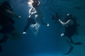Obraz na płótnie Canvas filming a movie underwater underwater cameraman and actors