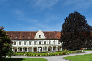 Fototapeta na wymiar Kloster Benediktbeuern, Innenhof, Blutbuchen