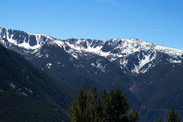 Fototapeta premium Paisaje de montaña nevada