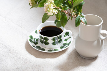 Obraz na płótnie Canvas 花と北欧の食器でコーヒーの時間