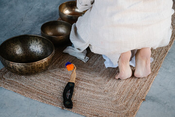 Yogui sentada junto a cuencos tibetanos 