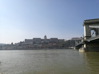 Fototapeta premium Budapest, Hungary: the Széchenyi Chain Bridge in Budapest, with Buda Castle in the background. View from the Danube riverside. 