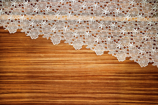mesa de madeira r&uacute;stica brasileira com toalha de renda 