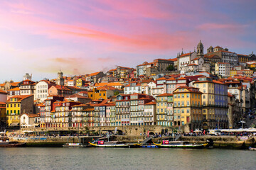 Fototapeta na wymiar Oporto a orillas del Duero.