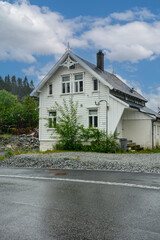 traditionelles Holzhaus, Haus mit Holzfassade in Norwegen