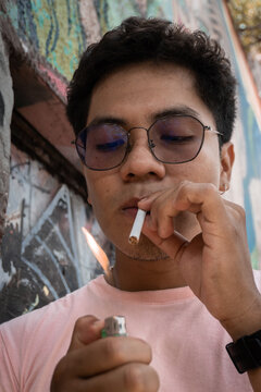 Hombre fumando un cigarrillo 