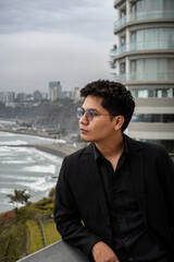 Hombre mirando el horizonte con traje , gafas 