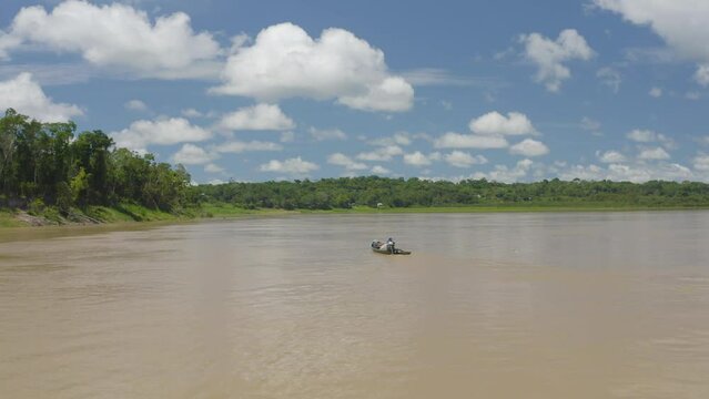Vue drone d'unedu fleuve amazone et d'une bateau