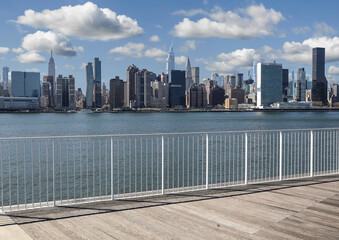 Fototapeta na wymiar Embankment overlooking Manhattan