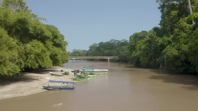 Vue drone d'une rivi&egrave;re tropicale et d'un pont