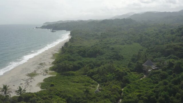 Plage paradisiaque et desertique