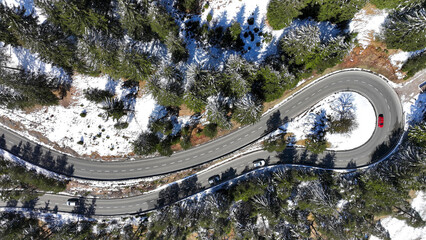 Luftaufnahme mit einer Drohne von einer engen Kurve mit Autos am Gaichtpass in Tirol - obrazy, fototapety, plakaty