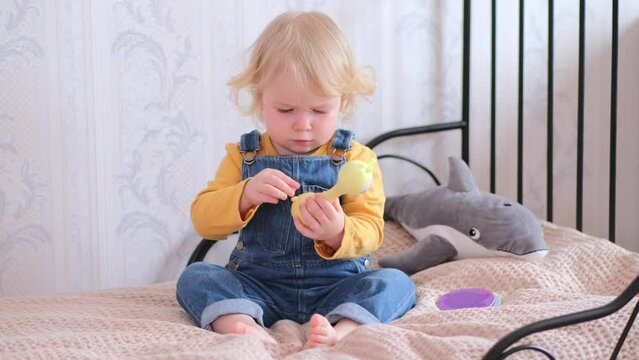 child playing with Geometric shapes toys