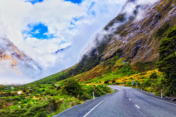 Naklejka premium NZ Milford Sound Vale Rd speed clouds
