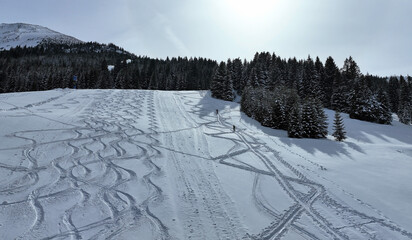 Fototapeta na wymiar Luftaufnahme mit einer Drohne von einem Skigebiet im Winter mit zwei Skitourengehern