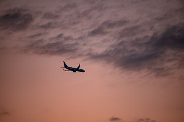 夕空を飛ぶ飛行機