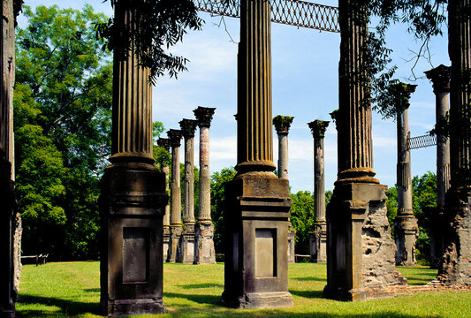 Windsor mansion plantation house ruins near Port Gibson, Alcorn and the Natchez Trail. Mississippi, USA