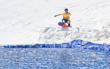 Fototapeta na wymiar People are enjoying Pond skim at the end of ski season